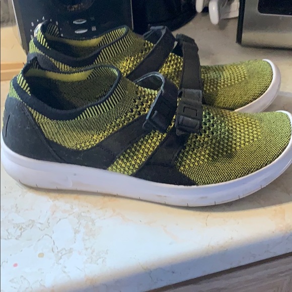 Woman’s Nike Air - Slide Ons Size 9 - Picture 2 of 5